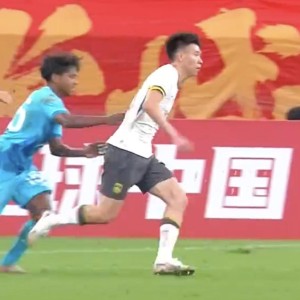 热议U22男足10球大胜：王钰栋高一档真大腿，踢个北马慌锤子