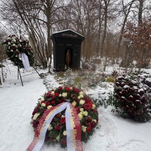 BSPORTS-图片报：在贝肯鲍尔逝世两周年之际，拜仁为他的墓地献上新花圈