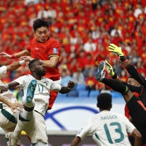 B体育-【世预赛】蒋圣龙造乌龙+造红牌 国足1比2沙特